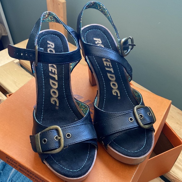 Wooden shoes - Picture 3 of 5